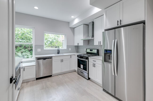2432 Jasper St, Unit 2 in Philadelphia, PA - Building Photo - Building Photo