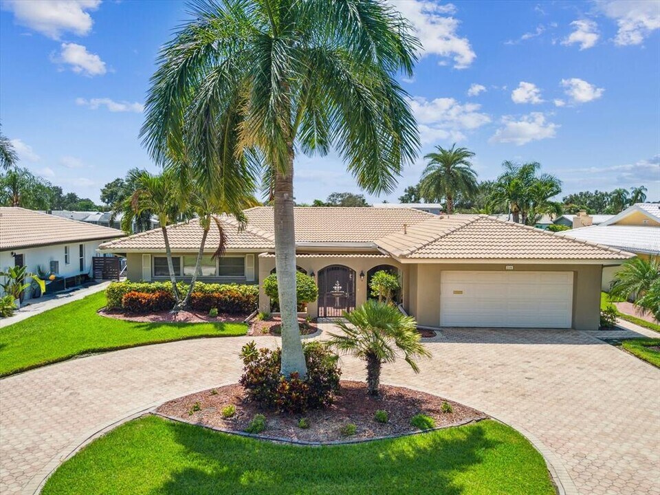 2044 Michigan Ave NE in St. Petersburg, FL - Building Photo