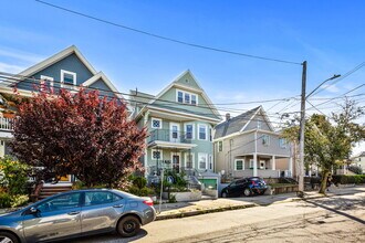 56 William St, Unit 2 in Medford, MA - Foto de edificio - Building Photo