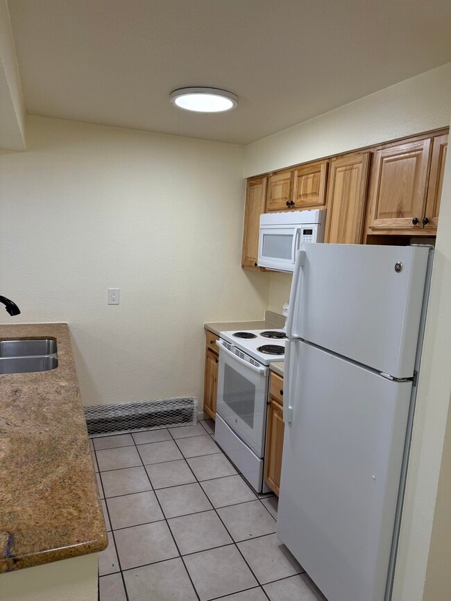 1065 University Ave, Unit 121 in Boulder, CO - Building Photo - Building Photo