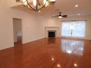 11207 Crossland Dr in Austin, TX - Building Photo - Building Photo