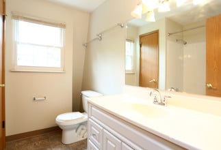 Kingswood Apartments in Massillon, OH - Building Photo - Building Photo