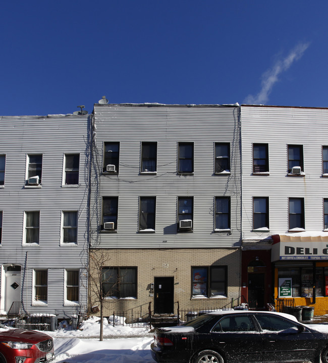 235 Irving Ave in Brooklyn, NY - Building Photo - Building Photo