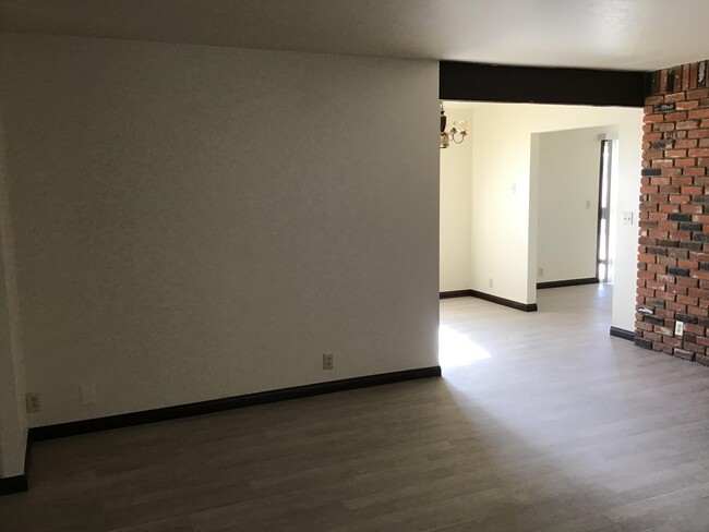40330 11th St W in Palmdale, CA - Building Photo - Building Photo