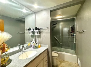 5066 Colonial Ct in Greenfield, WI - Building Photo - Building Photo