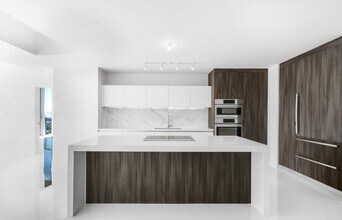 851 NE 1st Ave, Unit 2201 in Miami, FL - Foto de edificio - Building Photo