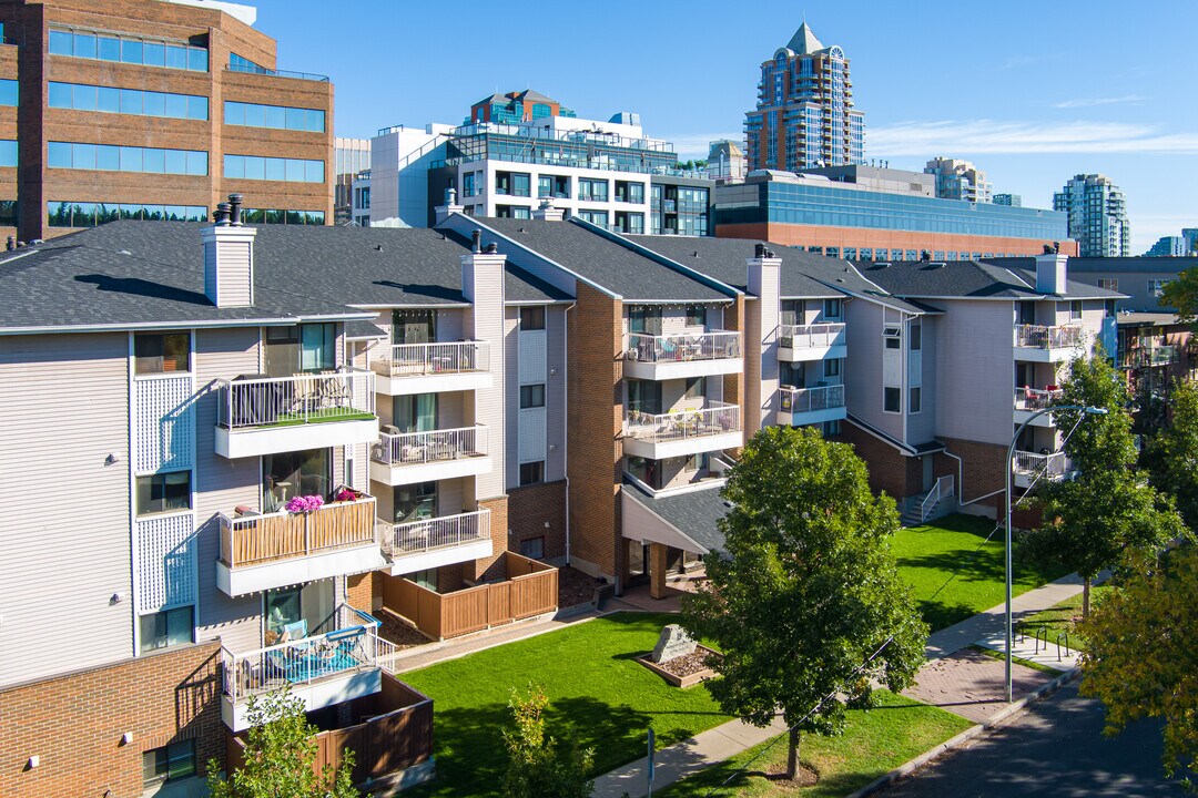 930 18th Ave SW in Calgary, AB - Building Photo