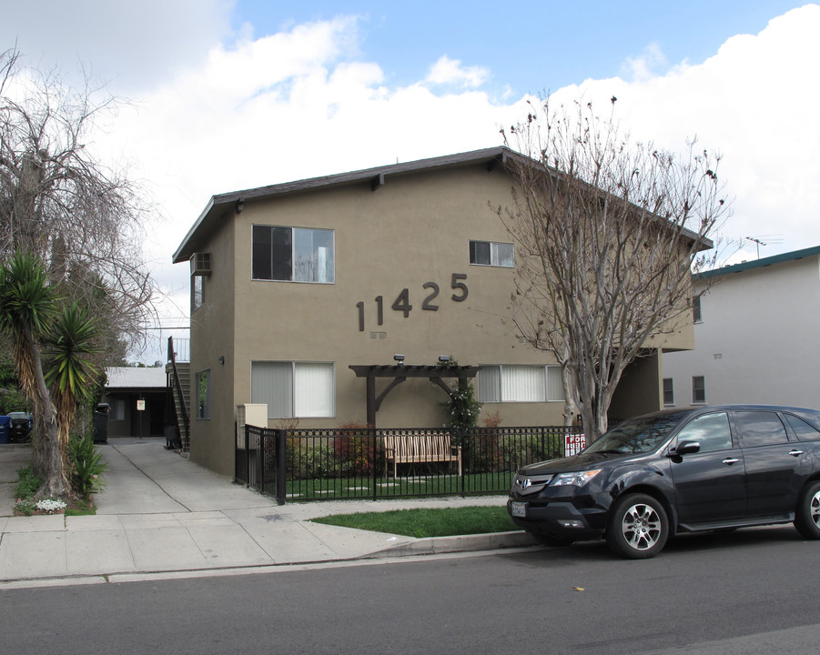 11425 Cumpston St in North Hollywood, CA - Foto de edificio