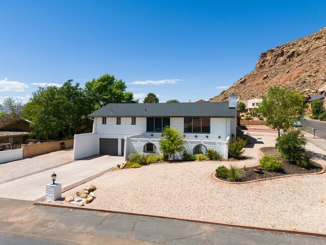 3204 S Bloomington Dr W in Saint George, UT - Building Photo - Building Photo