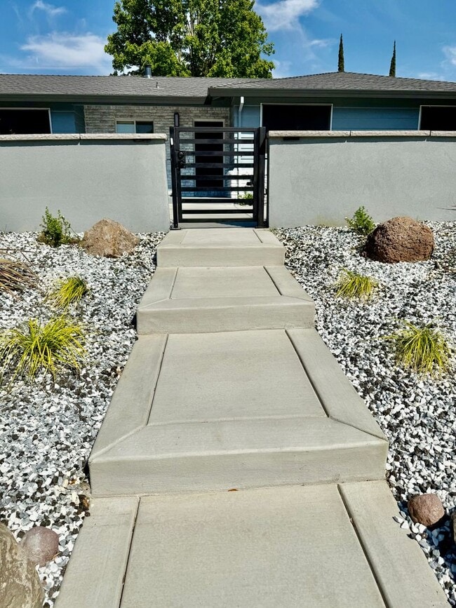 3858 Whizan St in Sacramento, CA - Building Photo - Building Photo