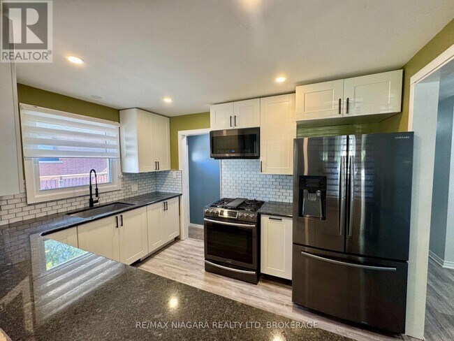 8 Lakehurst Dr in St Catharines, ON - Building Photo - Building Photo