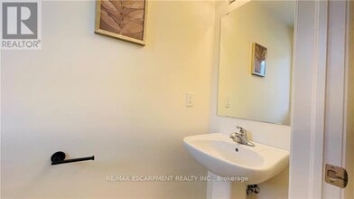 27 Mia Dr in Hamilton, ON - Building Photo - Building Photo