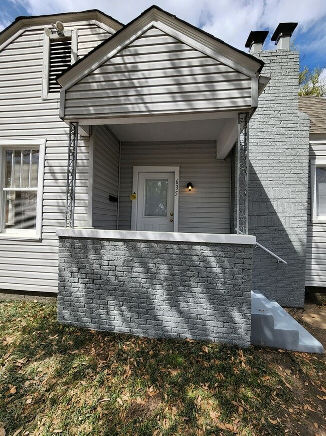property at 635-635 1/2 S Vine Ave