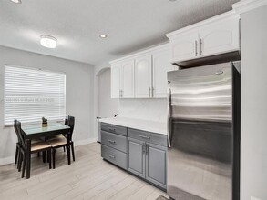 217 SE 5th St in Dania Beach, FL - Foto de edificio - Building Photo