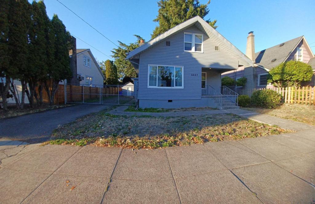 6827 NE Glisan St in Portland, OR - Building Photo