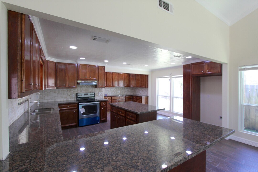 4330 Regency Villa Dr in Houston, TX - Building Photo