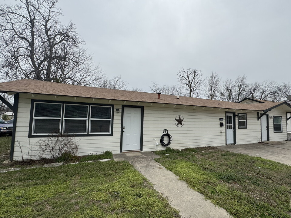 1120 W Frey in Stephenville, TX - Building Photo