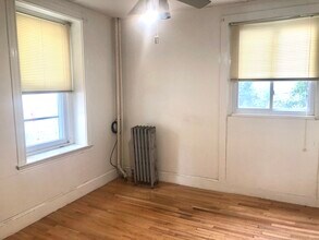 14 Smythe St, Unit 3 in Brookline, MA - Foto de edificio - Building Photo