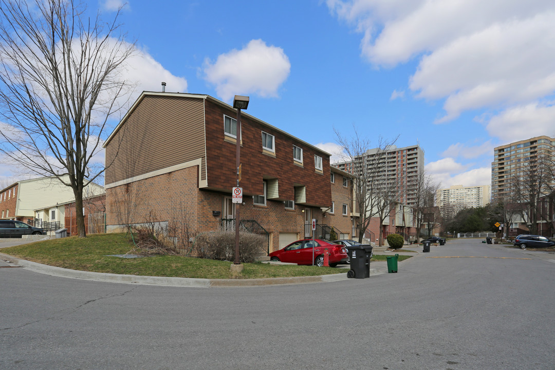 120-150 Bamburgh Cir in Toronto, ON - Building Photo