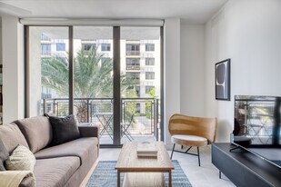 21 NE 22nd St in Miami, FL - Building Photo