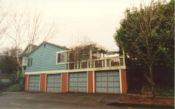 2230-2236 NE Couch St in Portland, OR - Building Photo - Building Photo