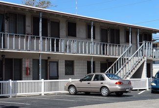 2105 Algaroba St in Honolulu, HI - Building Photo - Building Photo