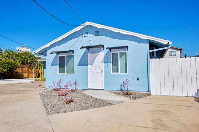 6383 Lake Arago Ave in San Diego, CA - Foto de edificio - Building Photo