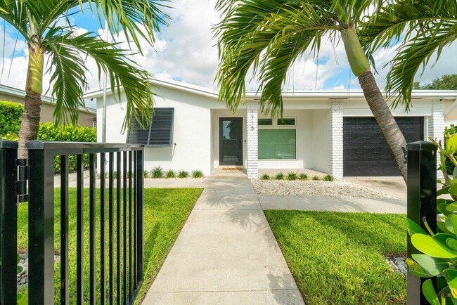 1715 N Lakeside Dr in Lake Worth, FL - Foto de edificio - Building Photo