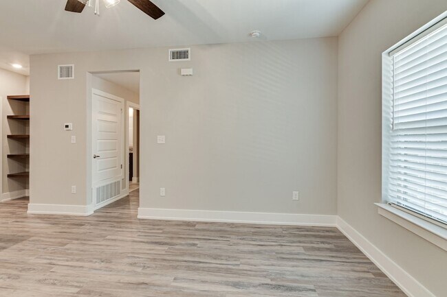 115 W Jones St, Unit 201 in Krum, TX - Building Photo - Building Photo