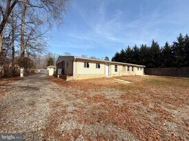 10325 Gordon Rd in Spotsylvania, VA - Building Photo