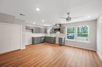 8120 Laura Koppe Rd in Houston, TX - Foto de edificio - Building Photo