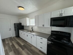 833 Estella Ave in Pittsburgh, PA - Building Photo - Building Photo