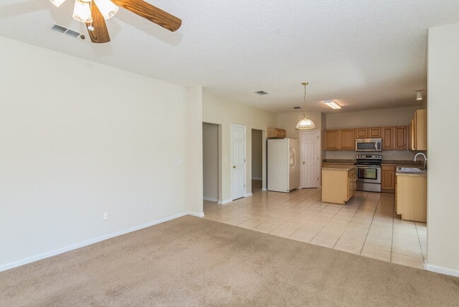 341 W Tropical Trce in Jacksonville, FL - Foto de edificio - Building Photo