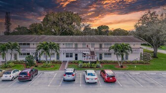 54 Newport Ct in Deerfield Beach, FL - Building Photo