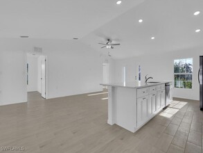 2520 NE 1st Pl in Cape Coral, FL - Foto de edificio - Building Photo