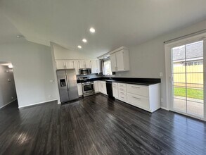 1081 Nelson Way in Mckinleyville, CA - Building Photo - Building Photo