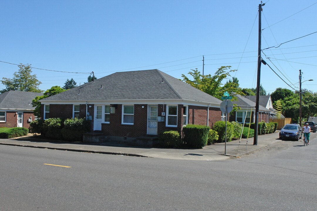 Alameda Court Apartments in Portland, OR - Building Photo