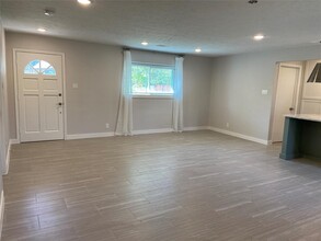 7034 Sharpview Dr in Houston, TX - Building Photo - Building Photo
