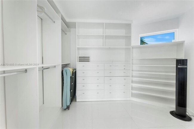 7504 W Treasure Dr in North Bay Village, FL - Building Photo - Building Photo