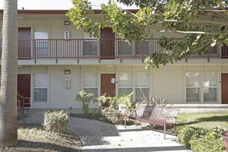 Linden Garden Apartments in Long Beach, CA - Building Photo - Building Photo