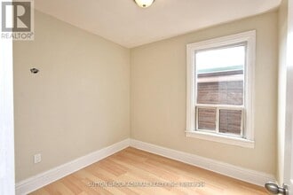 1932 Queen St E in Toronto, ON - Building Photo - Building Photo
