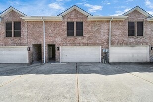 10403 Shadow Oaks Dr in Houston, TX - Building Photo