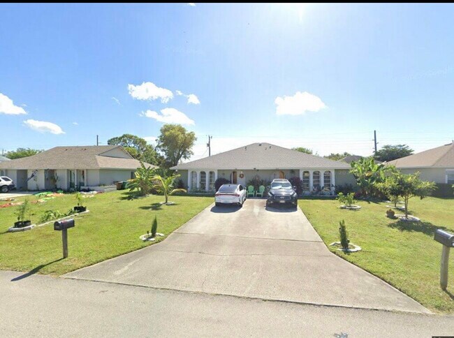 1252 SE 8th St, Unit 1252 in Cape Coral, FL - Foto de edificio - Building Photo