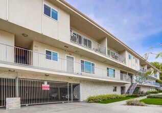 501 Marlborough Ave in Inglewood, CA - Building Photo - Building Photo