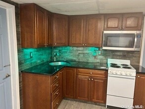 18 Manhattan Pl in Huntington, NY - Building Photo - Building Photo