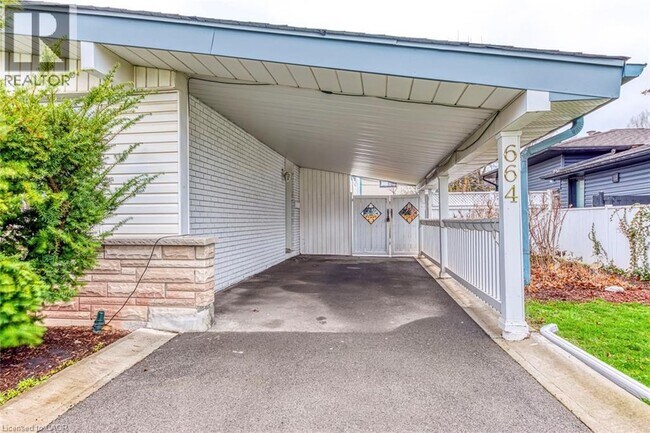 664 Geneva Park Dr in Burlington, ON - Building Photo - Building Photo