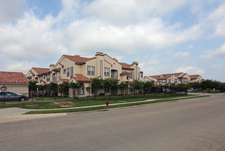 Waxahachie Village Condominiums in Waxahachie, TX - Foto de edificio - Building Photo
