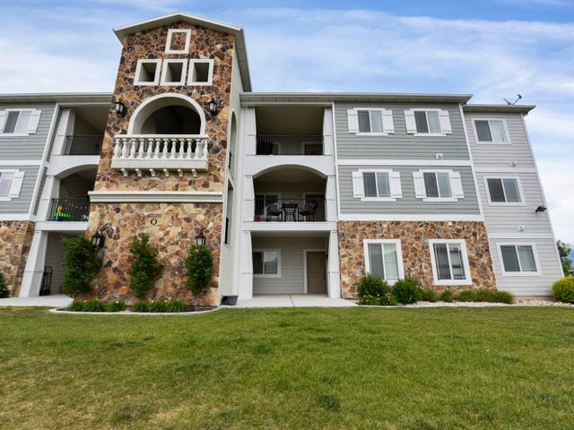 property at 1823 Crest Rd