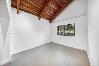 1050 NE 129th St in North Miami, FL - Building Photo - Building Photo