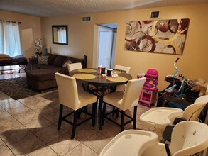 4216 Inverrary Blvd in Lauderhill, FL - Foto de edificio - Building Photo
